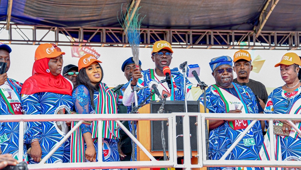 “Don’t allow anybody to buy your future. You are honourable people. Come out on Saturday and vote for APC on Saturday,” he said.